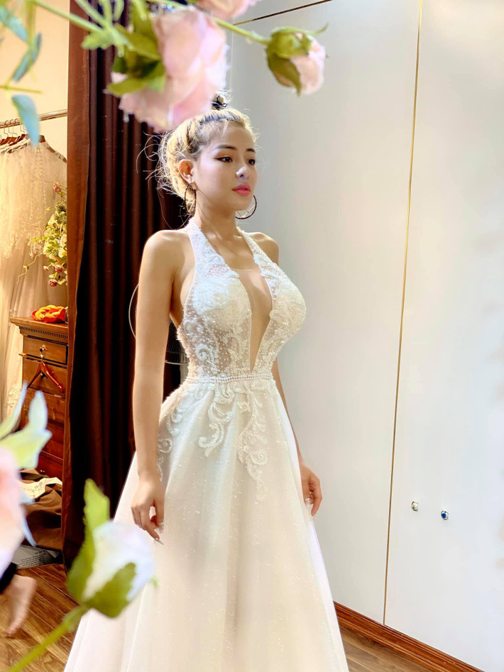 Cuối năm 2019, hot girl Ngân 98 cũng từng khoe ảnh đi thử váy cưới tại một studio có tiếng thế nhưng ngay sau đó, cô nàng cho biết đây chỉ là ảnh hậu trường cho bộ ảnh mà cô đang thực hiện mà thôi.