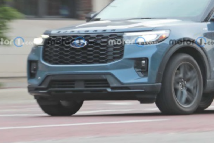 Theo một số hình ảnh rò rỉ, bên trong khoang cabin của Ford Explorer 2024 dành cho thị trường Mỹ có thể được trang bị màn hình trung tâm siêu rộng có kích thước lên đến 27 inch, trải dài gần hết bảng điều khiển trung tâm.