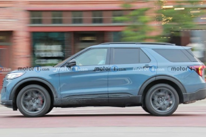 Ford Explorer tại Việt Nam hiện sử dụng động cơ EcoBoost 2.3L, cung cấp công suất 301 mã lực và mô-men xoắn 432 Nm, kết hợp với hộp số tự động 10 cấp và hệ dẫn động 4 bánh.