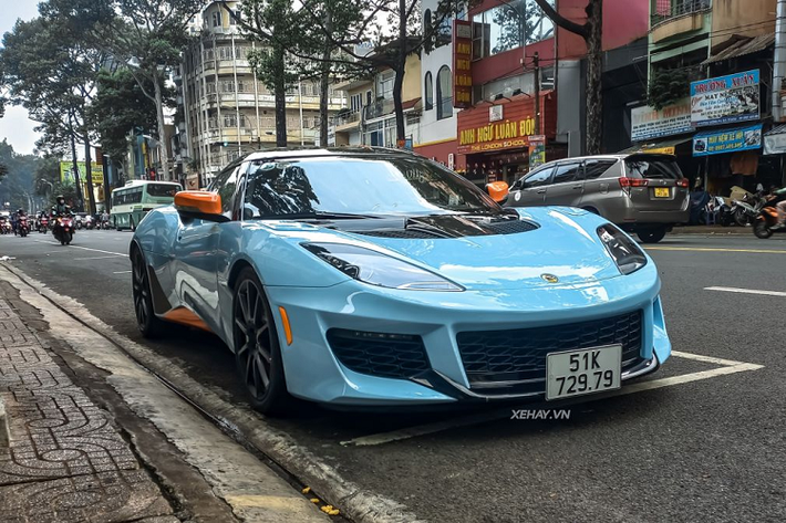 Chiếc Lotus Evora GT số sàn mới ra biển này sở hữu màu sơn ngoại thất xanh dương với điểm nhấn tông màu cam và đen ở ốp hông, gương xe, nắp capô, cản va trước… Đặc biệt, chiếc xe này còn được trang bị gói tùy chọn sợi carbon giá 10.000 USD (khoảng 232 triệu đồng). Nhờ vậy mà trọng lượng xe giảm thêm 22 kg so với phiên bản Evora 400 tiêu chuẩn.