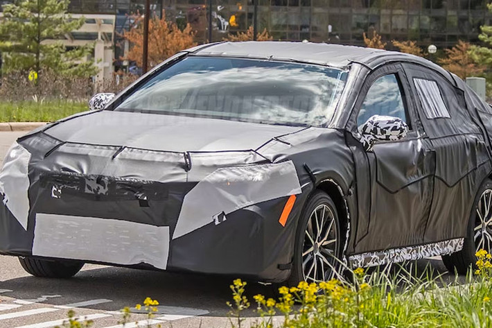 Bên cạnh những hình ảnh chạy thử xuất hiện gần đây, người hâm mộ thuong hiệu Toyota có thể kỳ vọng Camry 2024 sẽ có ngoại hình thay đổi toàn diện, theo hướng thể thao và cá tính hơn.