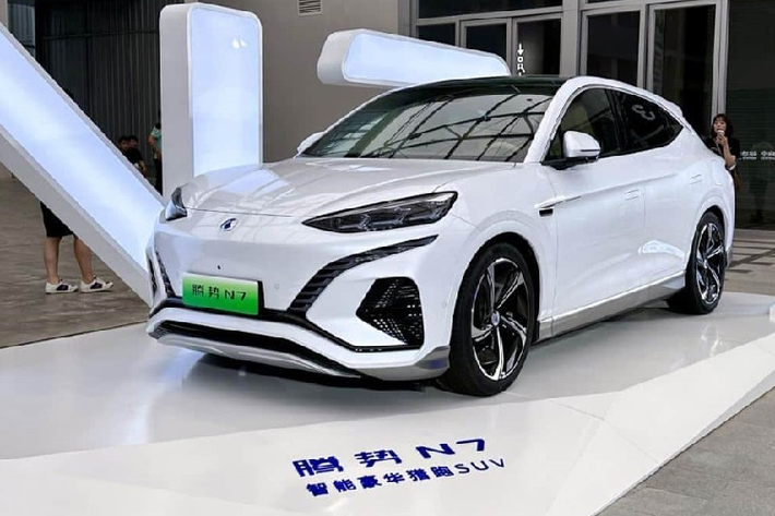 Hãng xe điện Denza liên doanh giữa hai đại gia ngành công nghiệp ôtô thế giới là BYD và Mercedes-Benz, trong đó hãng xe Trung Quốc nắm giữ 90% cổ phần còn hãng xe sang đến từ Đức chỉ nắm giữ 10% còn lại, thương hiệu này dự tính chuyên sản xuất ra các sản phẩm xe điện, thậm trung chủ yếu vào phân khúc xe SUV từ bình dân đến cao cấp.