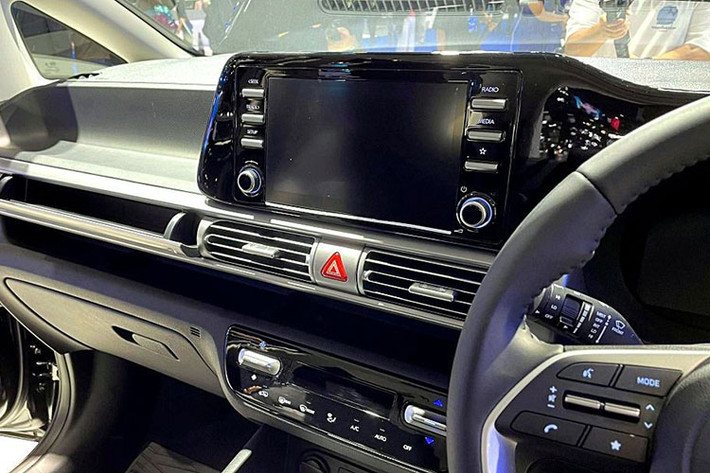 Trên Hyundai Stargazer 2023 - đáng chú ý nhất là sự xuất hiện của ốp đen bóng bao quanh màn hình cảm ứng trung tâm, tương tự xe ở thị trường Thái Lan. Trước đây, ốp này được sơn màu xám trông rẻ tiền và kém nổi bật hơn. Khu vực chứa các nút chỉnh ở hai bên màn hình được chuyển từ màu đen thông thường sang đen bóng. Ngay cả ốp bao quanh các nút chỉnh điều hòa bên dưới cũng được áp dụng thay đổi tương tự.