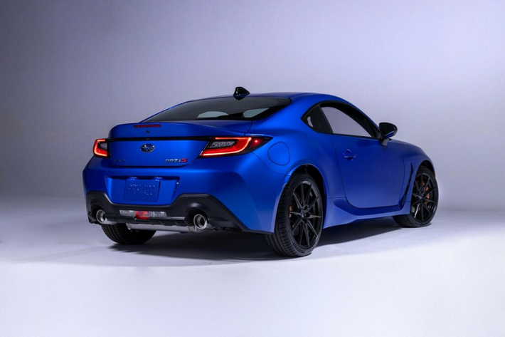 Bên cạnh hệ thống treo cải tiến, mẫu xe thể thao Subaru BRZ tS 2024 này còn sử dụng bộ mâm 18 inch đi kèm lốp Michelin Pilot Sport 4. Kiểm soát tốc độ xe là phanh Brembo hiệu suất cao có các kẹp phanh sơn vàng cũng như các miếng đệm và rô-to lớn hơn.