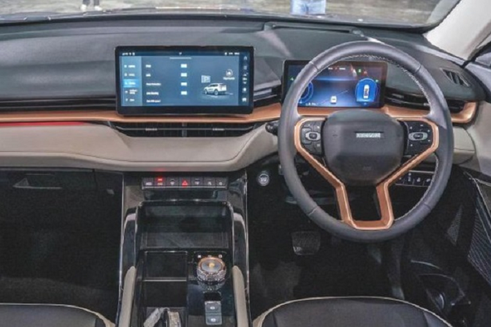 Haval H6 cũng thu hút khách hàng bởi hàng loạt tính năng an toàn cao cấp nhất phân khúc như 6 túi khí, phanh đĩa trên 4 bánh, camera 360 độ, phanh khẩn cấp tự động trên đường thẳng/tại giao lộ, hệ thống kiểm soát hành trình thích ứng, kiểm soát hành trình ở tốc độ thấp TJA, cảnh báo va chạm phía trước, cảnh báo lệch làn đường, hỗ trợ giữ làn đường, hỗ trợ đưa xe vào giữa làn đường, cảnh báo điểm mù…