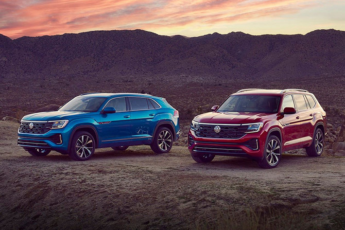 Ở phần đầu xe, cả Atlas 2024 và Atlas Cross Sport 2024 đều có một số thay đổi. Xe nổi bật với một cặp đèn pha lớn hơn được nối với nhau bằng một thành đèn LED phía trên biểu tượng VW được chiếu sáng.