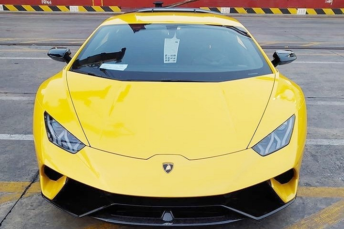 Vào tháng 2/2020, hình ảnh chiếc siêu xe phiên bản hiệu suất cao Lamborghini Huracan Performante hàng hiếm được nhập khẩu chính hãng, xuất hiện tại cảng Hải Phòng đã khiến giới mê xe trong nước vui mừng. Đây cũng chính là chiếc xe Lamborghini Huracan Performante đầu tiên có mặt tại Việt Nam.