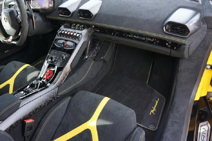 Chiếc siêu xe Lamborghini Huracan Performante đầu tiên về Việt Nam được nhập khẩu chính hãng nhưng sau đó phải tái xuất có ngoại thất màu vàng rất nổi bật và ấn tượng. Đối lập với đó còn có các chi tiết carbon đẹp mắt, còn giúp xe giảm trọng lượng khoảng 40 kg so với bản thường.