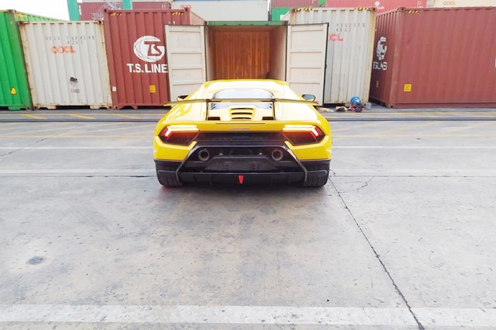 Nhiều người mê xe sau đó chờ đợi ngày chiếc siêu xe Lamborghini Huracan Performante được thông quan, mang về đại lý chính hãng trưng bày và lăn bánh trên đường cùng chủ nhân, tuy nhiên, trong 3 năm qua, thông tin về chiếc siêu xe phiên bản hiệu suất cao nhà Lamborghini Huracan vẫn biệt tăm, khiến không ít người khó hiểu.