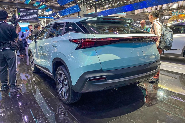Với kích thước này, xe sẽ là đối thủ của VinFast VF e34 tại Việt Nam. OMODA 5 EV dự kiến sẽ sử dụng mô-tơ điện có công suất tối đa 150 kW (khoảng 204 mã lực) và mô-men xoắn cực đại 350 Nm. Dung lượng pin của xe chưa được hé lộ. Chỉ biết rằng, xe có thể chạy 550 km sau khi sạc đầy pin. Thời gian sạc đầy pin từ mức 20% với sạc nhanh DC là 30 phút.