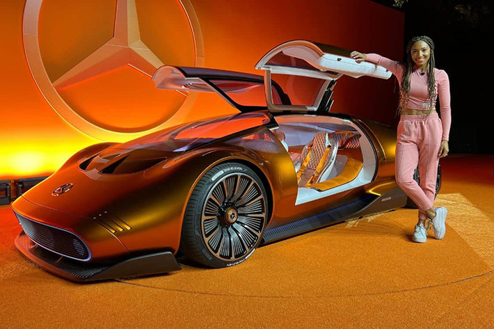 Mercedes-Benz là một thương hiệu có bề dày lịch sử và đồng thời cũng luôn thể hiện tư tưởng tiến bộ, bằng cách đi tiên phong trong việc sử dụng công nghệ hiện đại trước các đối thủ của mình. Một trong những minh chứng rõ nhất cho điều này là chiếc hypercar chạy điện tuyệt đẹp mang tên Mercedes-Benz Vision One-Eleven mới vừa được hãng xe Đức giới thiệu tại Trung tâm Thiết kế Quốc tế Carlsbad (California).