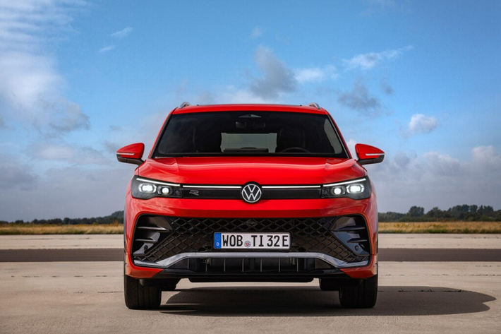 Ở khu vực đầu xe, mẫu SUV cỡ C này có thêm dải đèn LED định vị ban ngày nằm vắt ngang và cụm đèn pha IQ.Light HD matrix LED mới. Bên dưới là lưới tản nhiệt với 3 nan mạ crôm nằm ngang ở bản thường hoặc lưới mắt cáo ở bản R-Line thể thao.