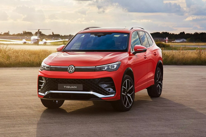 Volkswagen đã vén màn thế hệ thứ ba của dòng xe Tiguan ở thị trường châu Âu. Thế hệ mới này ra đời nhằm thay thế Volkswagen Tiguan trục cơ sở tiêu chuẩn với nội thất 2 hàng ghế ở thị trường lục địa già. Ở thế hệ thứ ba, Volkswagen Tiguan 2024 mới chuyển sang dùng khung gầm MQB Evo hiện đại hơn, tương tự Golf, Passat và Audi A3. So với thế hệ cũ, mẫu SUV 5 chỗ này giữ nguyên chiều dài cơ sở ở mức 2.681 mm.
