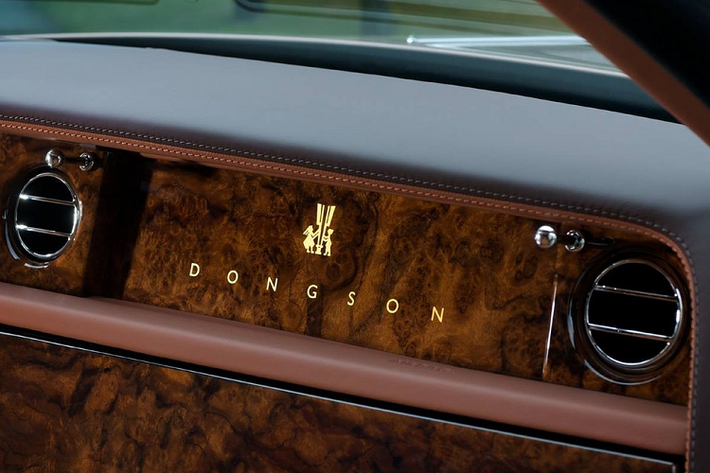 Có vẻ như nếu chiếc xe Rolls-Royce Phantom Sacred Fire này tiếp tục được mang ra đấu giá lần thứ 4, giá khởi điểm sẽ giảm về hơn 20 tỷ đồng, tức hạ gần 8 tỷ đồng so với lần đầu tiên.