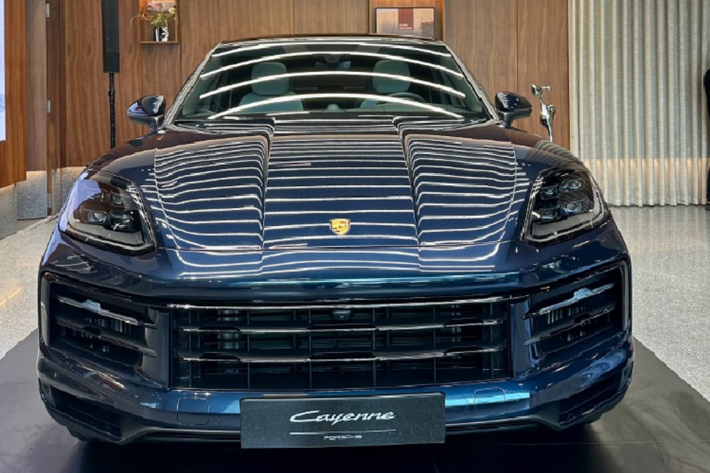 Thứ hai là phiên bản Cayenne S được trang bị động cơ tăng áp kép V8 4,0 lít với công suất tối đa 468 mã lực và mô-men xoắn 600 Nm. Động cơ này giúp cả hai biến thể SUV và SUV Coupé tăng tốc đạt 100 km/giờ trong 4,7 giây. Tốc độ tối đa đạt 273 km/giờ.