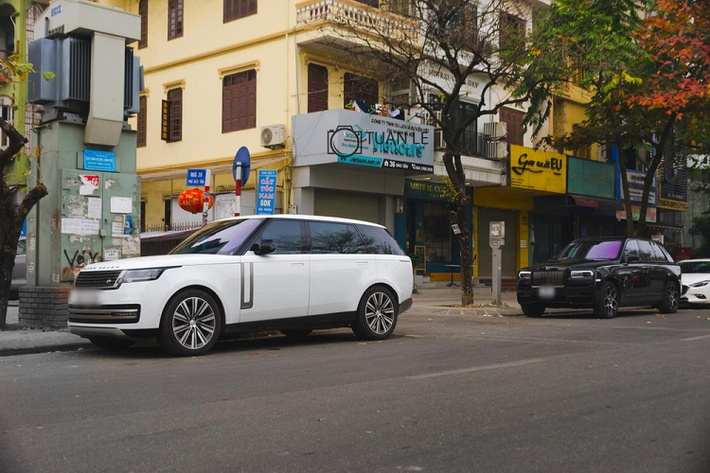 Cuối cùng, dòng xe SUV siêu sang Rolls-Royce Cullinan phiên bản Black Badge còn sở hữu thêm tùy chọn chính là bộ mâm 5 chấu kép dạng nan hoa sơn 2 màu đối lập rất đẹp mắt. Đây là 1 trong các la-zăng thiết kế đẹp mắt nhất trên các dòng xe SUV hiện nay.