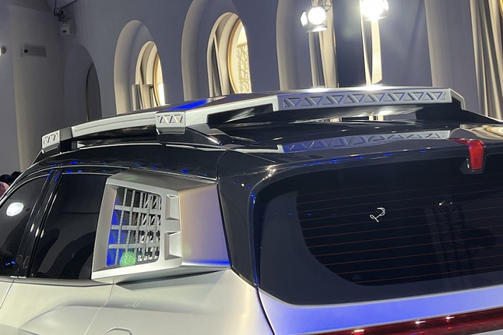 Trên chiếc xe concept này có hàng loạt chi tiết được trang trí bằng họa tiết hình tam giác như cản trước, cản sau, bệ bước chân, ốp cửa và giá nóc.