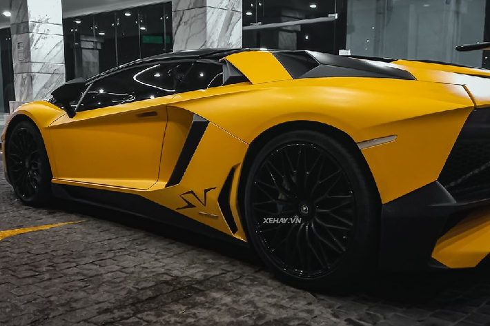 Về thiết kế, tổng thể bản Roadster không có khác biệt so với bản mui cứng. Phần đầu xe nổi bật nhờ thiết kế góc cạnh hơn “đàn anh” Aventador LP700-4 với hốc gió lớn hai bên và líp cản trước sơn đen. Khe gió chính giữa được tạo điểm nhấn bằng cánh chia gió thiết kế lạ mắt.