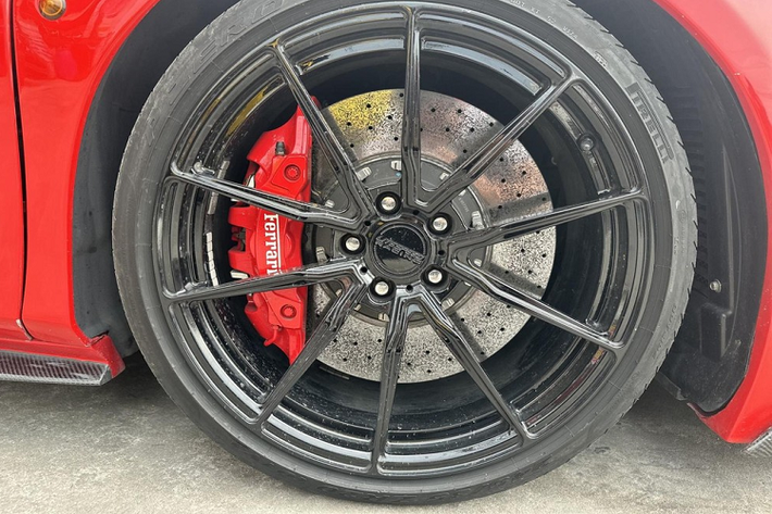 Vòng ra bên sườn, Ferrari 488 GTB độ Misha Designs có nẹp sườn mới, bộ mâm độ được giữ lại từ bản độ đầu tiên, đằng sau xe lột xác hoàn toàn với 1 tấm lưới lớn được cố định bằng thanh tròn cỡ lớn đặt ngang và 2 thanh dọc để cố định lại.