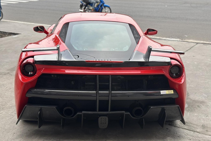 Hệ truyền động của xe không thay đổi, siêu xe Ferrari 488 GTB độ body kit Misha Designs được trang bị động cơ V8, tăng áp kép, dung tích 3,9 lít và còn được độ lại giúp xe sản sinh công suất tối đa 765 mã lực, tăng 104 mã lực và mô-men xoắn cực đại nguyên bản của xe là 760 Nm.