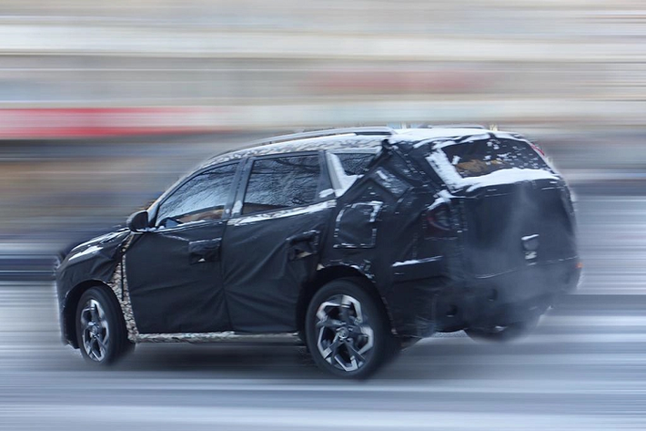 Riêng bộ mâm có thiết kế khá giống với mẫu Alcazar - xe được phát triển dựa trên mẫu crossover 5 chỗ Creta được giới thiệu tại Ấn Độ. Chi tiết mới ở phần đầu mẫu xe SUV Hyundai Tucson Facelift 2024 là lưới tản nhiệt mang phong cách Parametric Shield mở rộng hơn.