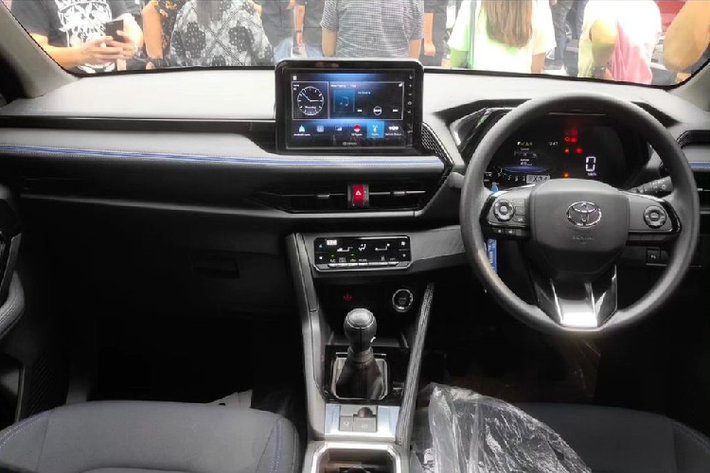 Tuy nhiên Toyota Yaris Cross G MT 2023 giá rẻ vẫn dùng vành hợp kim 17 inch với thiết kế 5 chấu, phay xước 2 màu, thay vì vành thép. Trang bị này khiến xe trông cao cấp và "tươm tất" hơn. Tiếp đến là cụm đèn hậu LED kết hợp đèn Halogen, ăng ten vây cá và cánh gió mui tích hợp đèn phanh trên cao như các bản cao cấp.
