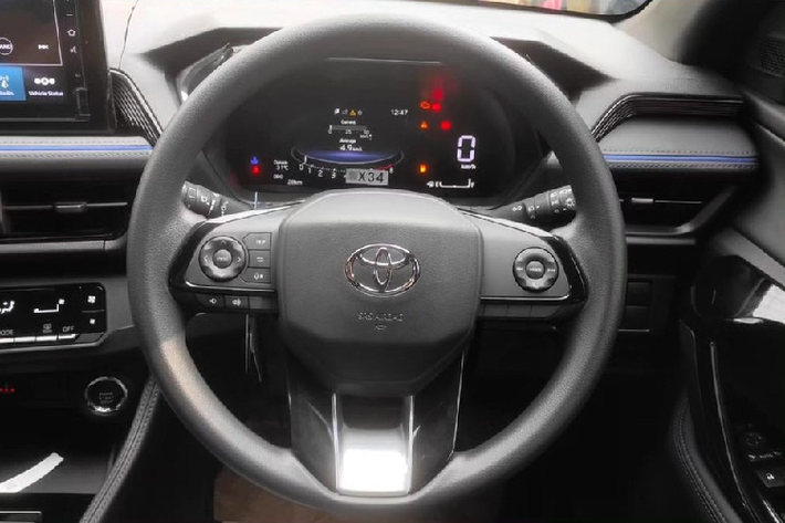 Tuy nhiên, nội thất của Toyota Yaris Cross G MT 2023 cũng khá ổn và trông không quá rẻ tiền. Xe cũng có vô lăng 3 chấu, tích hợp một số nút bấm, bảng đồng hồ với màn hình đa thông tin TFT 7 inch và màn hình cảm ứng trung tâm 9 inch, đặt nổi trên mặt táp-lô. Màn hình này hỗ trợ kết nối với điện thoại thông minh qua Android Auto và Apple Carplay.