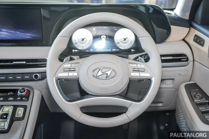Màn hình thông tin giải trí trung tâm của Hyundai Palisade 2023 cũng được nâng cấp lên 12,3 inch, cho phép chia đôi màn hình để hiển thị 2 tính năng cùng lúc. Ngoài ra, màn hình giải trí mới hỗ trợ kết nối Bluetooth 2 thiết bị, và cho phép phát cả 2 nguồn âm thanh cùng lúc.