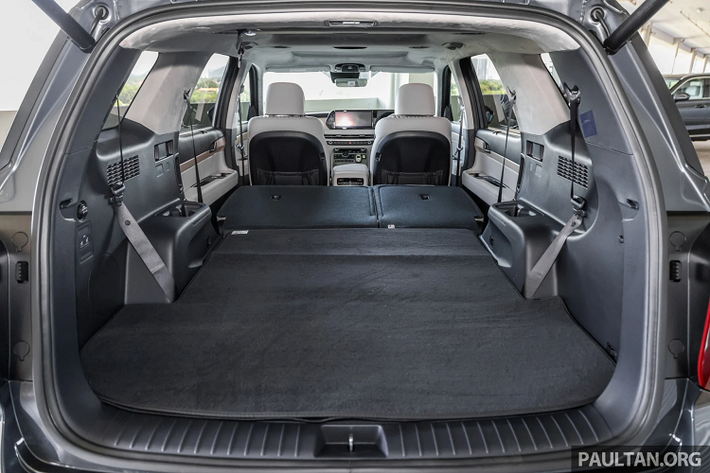 Hàng ghế trước Hyundai Palisade 2023 trang bị sưởi và thông gió với khả năng điều chỉnh 12 hướng (bao gồm điều chỉnh kéo dài đệm và thắt lưng) và bộ nhớ dành cho ghế lái, trong khi ghế hành khách phía trước chỉnh điện 8 hướng. Hàng ghế thứ hai của Hyundai Palisade 2023 tiếp tục trang bị sưởi và thông gió cho phiên bản 7 chỗ, trong khi phiên bản 8 chỗ chỉ trang bị sưởi.