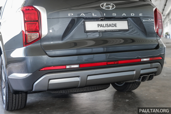 Bên trong, Hyundai Palisade 2023 có 3 tùy chọn trang trí, bao gồm da tổng hợp màu đen kết hợp vải; da Nappa màu đỏ tía kết hợp vải; hoặc da Nappa màu xám kết hợp ốp gỗ nhiều lớp. Đi kèm là 6 tùy chọn màu ngoại thất gồm: Trắng ngọc, Xám ánh kim, Bạc ánh kim, Xanh ngọc, Đen và Nâu. Hyundai Malaysia cho phép khách hàng kết hợp bất kỳ loại trang trí nội thất nào với màu ngoại thất, đem đến 18 tùy chọn màu sắc khác nhau.