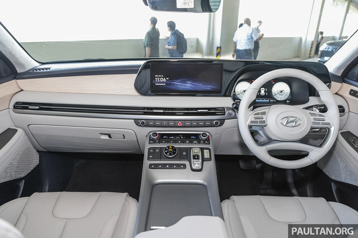 Hyundai Palisade 2023 tại Malaysia sẽ trang bị tiêu chuẩn Drive Mode đi kèm bốn chế độ lái – Comfort, Eco, Sport và Smart điều chỉnh bằng núm xoay. Trong khi 2 phiên bản máy dầu dẫn động HTRAC sẽ có thêm hệ thống hỗ trợ di chuyển địa hình với các chế độ bổ sung Snow, Mud, Sand.