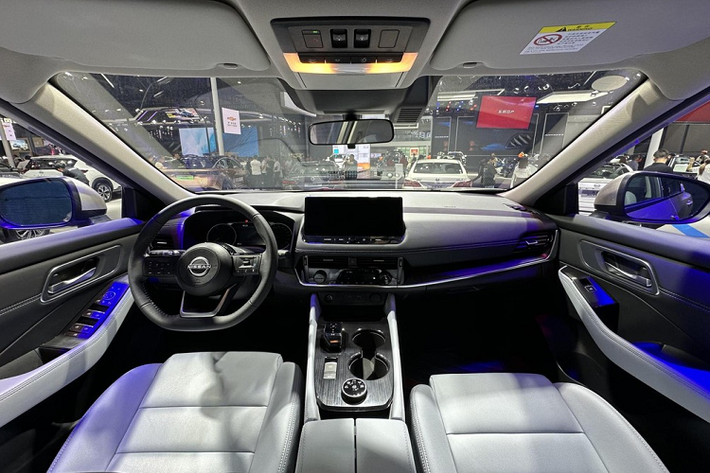 Thiết kế hình chữ V ở lưới tản nhiệt có màu đen được Nissan áp dụng cho ngôn ngữ thiết kế V-motion mới nhất của mình. Tiếp đến là chiếc xe X-Trail e-Power tiếp tục sử dụng thiết kế đèn pha tách đôi, được tích hợp với lưới tản nhiệt phía trước để tạo thành một hình thống nhất, vách ngăn phía trước sử dụng các khe tản nhiệt hình thang.