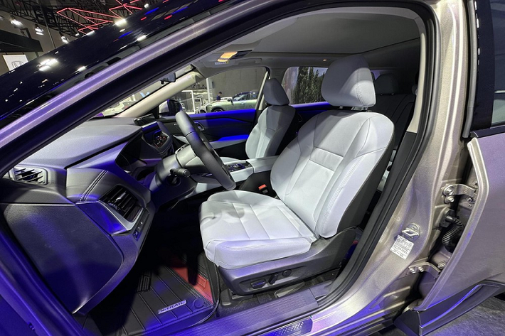 Trên cửa và đuôi xe, bạn sẽ thấy logo độc quyền của e-POWER, có một cánh gió nhỏ trên mái ở phía sau xe, đèn hậu hai bên được sơn đen, viền sau cũng được trang bị trang trí mạ crôm, bộ khuếch tán và bố trí ống xả ẩn.