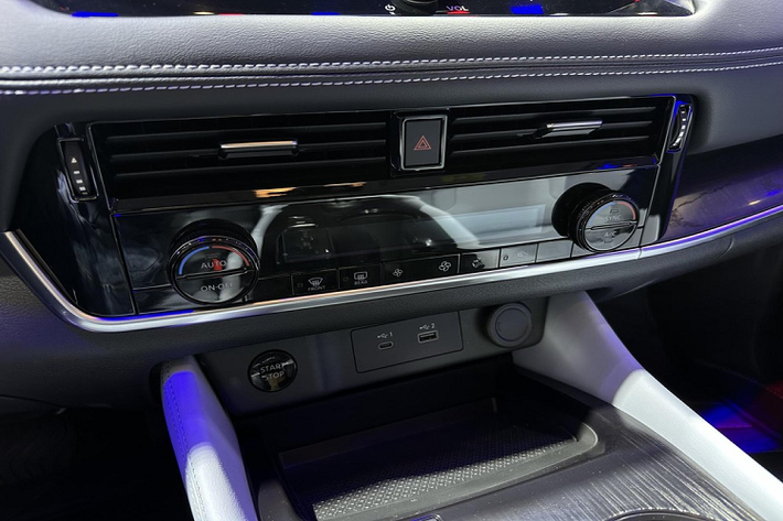 Về nội thất, X-Trail e-Power sử dụng vô-lăng 3 chấu đa chức năng với màn hình điều khiển trung tâm dạng nổi kích thước lớn và cụm đồng hồ full LCD, đều có kích thước 12,3 inch.