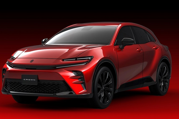 Theo đó, Toyota Crown Sport hoàn toàn mới sẽ có tổng cộng 4 phiên bản lần lượt là: sedan truyền thống (bạc), liftback gầm cao "Crossover" (nâu), SUV thể thao "Sport" (đỏ) và SUV cỡ lớn "Estate" (vàng).