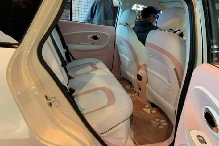 Về Yiwei 3, đây là chiếc xe đầu tiên của thương hiệu xe điện mới được JAC Auto thành lập, ngoài ra, nó cũng là chiếc xe đầu tiên được xây dựng trên nền tảng DI của JAC. Yiwei 3 nhắm đến những người trẻ tuổi từ 20-35 tuổi. Ngoài chiếc xe này ra, Yiwei có kế hoạch ra mắt 3 mẫu trong 5 năm tới là Yiwei 5, Yiwei X5 và Yiwei X3.