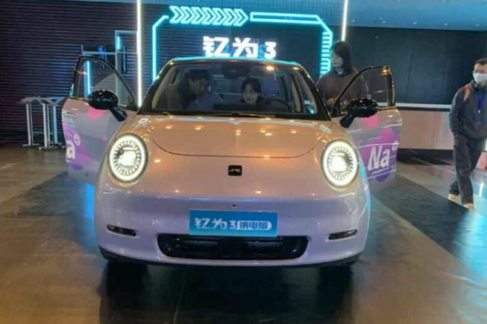 Với thông báo này, có vẻ như JAC cũng sẽ chuẩn bị một phiên bản mới với phạm vi hoạt động 600 km. Bên trong xe là bảng đồng hồ hình thoi và hai màn hình. Bảng điều khiển nhỏ hơn và màn hình thông tin giải trí 15,6 inch, thiết lập thông thường cho xe thành phố Trung Quốc.