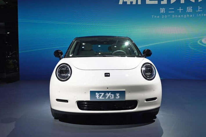 JAC Auto là nhà sản xuất ôtô và xe thương mại của Trung Quốc, tại Việt Nam, hãng này được biết đến với các mẫu xe tải. Còn ở quê nhà, JAC Auto đang lấn sân sang các dòng xe điện, trong đó, họ đã thành lập ra thương hiệu xe năng lượng mới mang tên gọi JAC Yiwei 2023 mới.