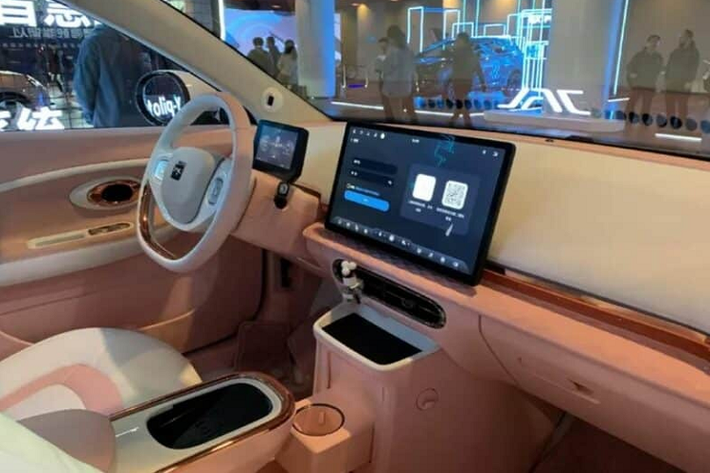 Yiwei 3 là một chiếc xe hatchback có năm cửa và năm chỗ ngồi. Nó đã được nêu trong danh sách tương đồng của MIIT, vì vậy chúng tôi biết nhiều chi tiết. Xe có kích thước chiều dài 4.025 mm, chiều rộng 1.770 mm và chiều cao 1.560 mm, chiều dài cơ sở 2620mm. Ngoài ra, phía đuôi xe có dòng chữ tiếng Anh EV3 gợi ý tên quốc tế.