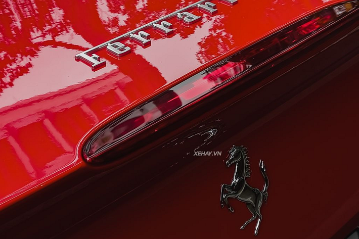Di chuyển ra phía đuôi xe, Ferrari Portofino M được thiết kế lại hoàn toàn phần cản sau, mang đến cái nhìn hài hoà và mạch lạc hơn. Hai bộ giảm thanh phía sau được Ferrari loại bỏ ra khỏi bản nâng cấp này và trang bị thêm một bộ lọc hạt (GPF) để đáp ứng các quy định về khí thải Euro 6 sắp tới. Cuối cùng là hệ thống xả được tinh chỉnh mới.