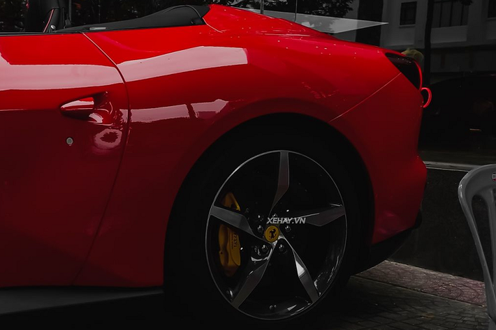 Ferrari Portofino M được trang bị bộ mâm 5 chấu hợp kim được thiết kế độc quyền. Bộ mâm này có kích thước 20 inch ở cả bánh trước và bánh sau. Xe được trang bị hệ thống phanh với đĩa phanh bằng gốm - sợi carbon, cùm phanh 6 piston ở bánh trước và 4 piston ở bánh sau.