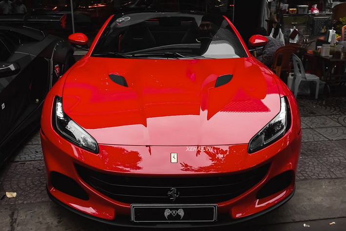 Ferrari Portofino M đầu tiên tại Việt Nam được đưa về nước vào hồi đầu tháng 8 năm ngoái, thông qua một đại lý chuyên nhập khẩu siêu xe, xe sang có tiếng tại Sài Gòn. Siêu xe mui trần sở hữu lớp sơn ngoại thất đỏ Rosso Corsa, “bộ áo” đặc trưng của thương hiệu Ý.