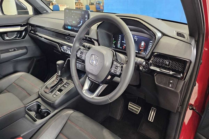 Bù lại, xe ở thị trường Indonesia được trang bị khá đầy đủ. Ngay từ bản 1.5L VTEC Turbo tiêu chuẩn, Honda CR-V 2023 dành cho thị trường Indonesia đã có những trang bị đáng chú ý như đèn pha LED toàn phần, tự động bật/tắt, dải đèn LED định vị ban ngày kiêm đèn báo rẽ tuần tự, vành hợp kim 19 inch sơn màu đen hầm hố và cửa cốp chỉnh điện rảnh tay với tính năng tự động đóng khi chìa khóa rời khỏi vùng cảm biến.