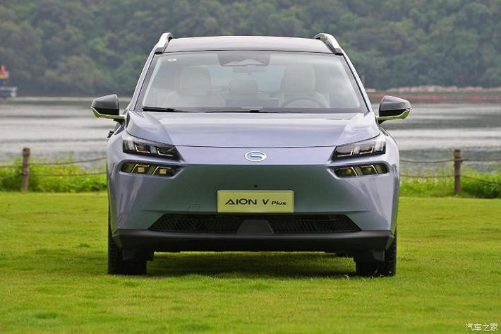 Mới đây, Aion, thương hiệu con chuyên xe điện của Guangzhou Auto Corporation (GAC), đã trình làng mẫu Aion V Plus 2024 mới, Xe ra mắt tổng cộng 7 mẫu với mức giá từ 159.900 nhân dân tệ đến 232.900 nhân dân tệ (tương đương 518 triệu đồng đến 755 triệu đồng).