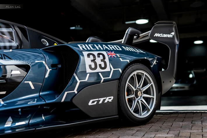 Về ngoại thất, Senna GTR sử dụng chắn bùn trước và sau rộng hơn, bộ chia gió trước lớn hơn, bánh xe mới và bộ khuếch tán phía sau khổng lồ để giúp chiếc xe tạo ra lực ép xuống mặt đường khoảng 1.000 kg ở tốc độ cao, điều này cũng làm cho ngoại hình xe McLaren Senna GTR chiến hơn bản tiêu chuẩn.