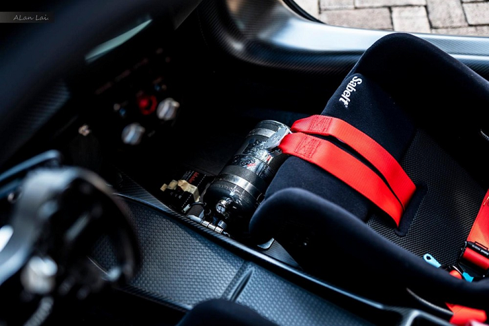 Phải nói rằng, dù là 1 siêu xe đường đua nhưng McLaren Senna GTR có thiết kế nội thất rất đẹp và 1 góc độ nào đó, khoang lái của bản McLaren Senna GTR lại đẹp, độc và lạ hơn so với xe tiêu chuẩn.
