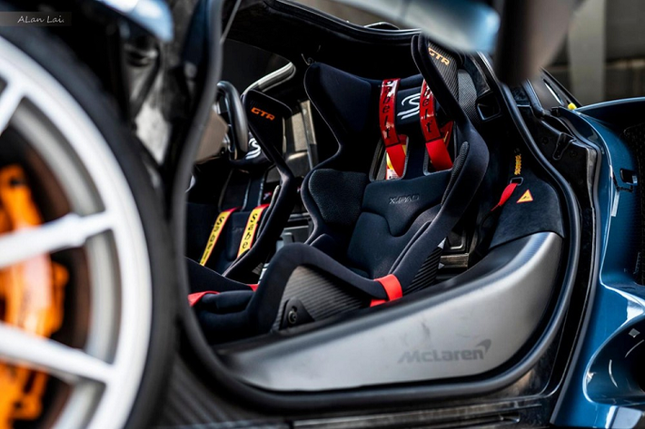 Nếu bạn đã nhìn thấy nội thất McLaren Senna và từng trầm trồ về sự đơn giản nhưng đầy tinh tế thì khi thấy những hình ảnh của phiên bản đường đua McLaren Senna GTR sẽ thấy nó rất phức tạp với hàng chục nút bấm chi chít trên vô lăng.