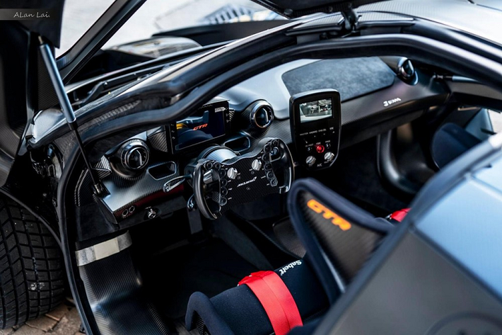 Thậm chí, McLaren Senna GTR còn sở hữu màu áo không lẫn vào đâu được với xanh dương nhạt và crôm hòa quyện cùng với nhiều chi tiết bằng carbon. Hệ thống ống xả của McLaren Senna GTR cũng được hiệu chỉnh mức cao nhất cho 1 chiếc xe phục vụ trong đường đua.