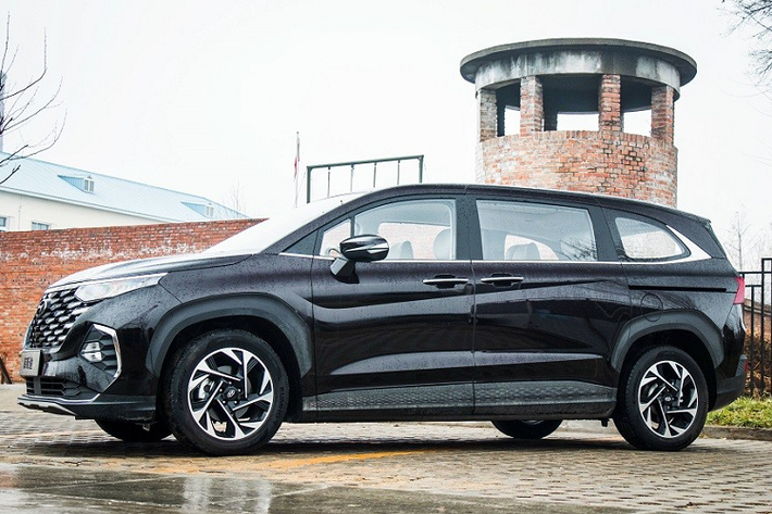 Là sản phẩm của liên doanh Beijing Hyundai, mẫu MPV này sở hữu kích thước khá lớn với chiều dài x rộng x cao lần lượt là 4.950 x 1.850 x 1.734 mm và chiều dài cơ sở 3.055 mm. Như vậy, mẫu MPV này có kích thước nằm giữa Toyota Innova thế hệ mới và Kia Carnival.