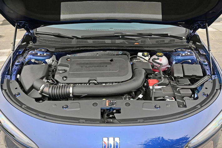 Buick LaCrosse thế hệ mới được trang bị các chức năng hỗ trợ lái L2, bao gồm kiểm soát hành trình thích ứng ở mọi tốc độ, hỗ trợ giữ làn đường, nhắc nhở khoảng cách với xe phía trước, cảnh báo va chạm phía trước, nhắc nhở đèn báo va chạm, phanh khẩn cấp tự động,...
